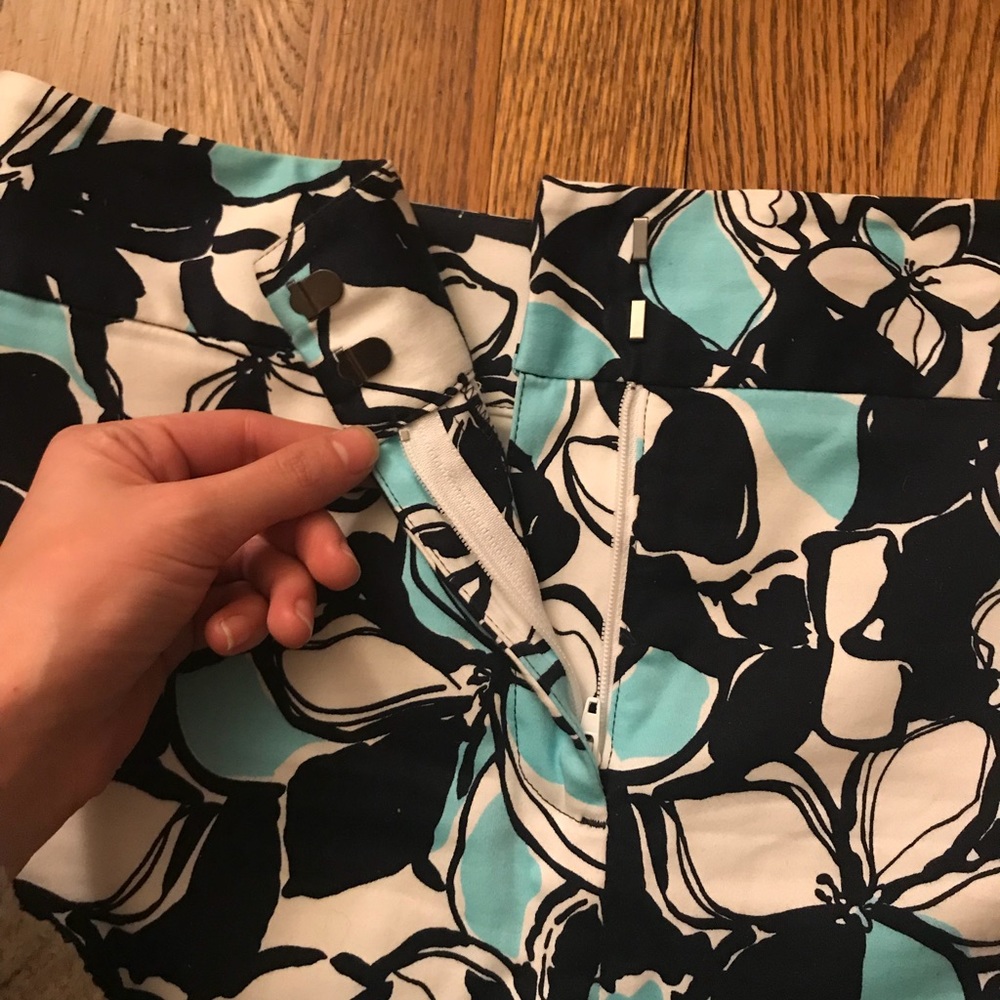 Blue black and white patterned business skirt - Picture 3 of 6